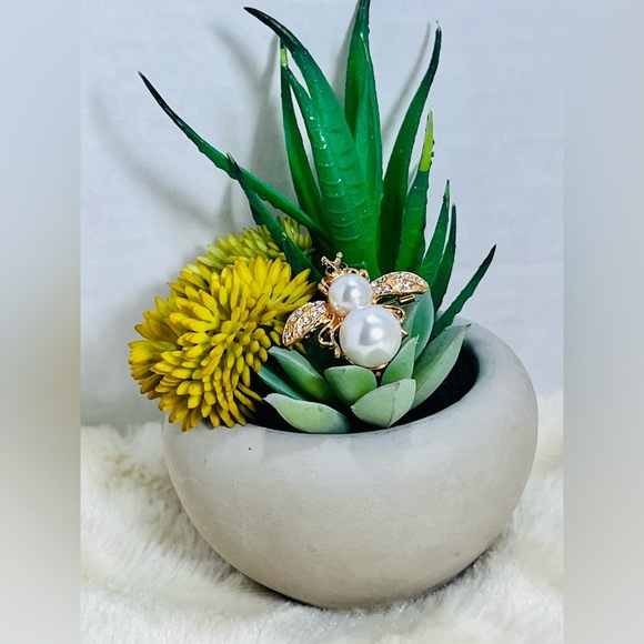 Elegant Gold Crystal and Pearl Bee Brooch - Picture 3 of 5